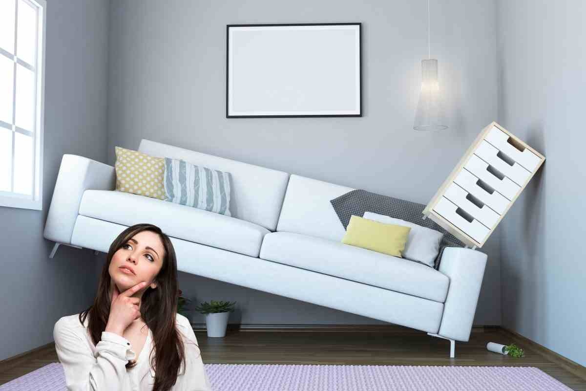 mujer y sofà